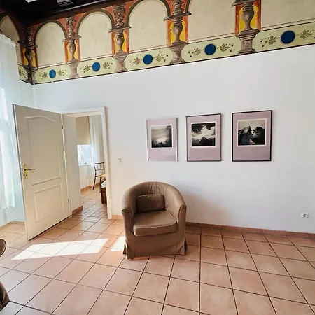 Am Theater Apartment *