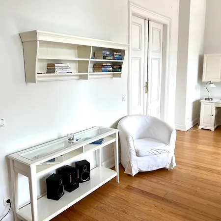 Am Theater Apartment *